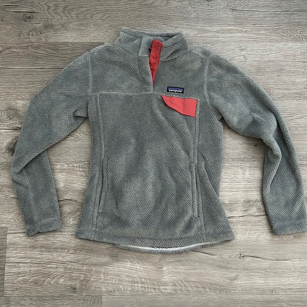 Patagonia Women's Re-Tool Snap-T® Fleece Pullover grey and salmon color